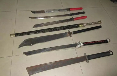囂張逃犯持刀挑釁警方，法網恢恢終將自食惡果